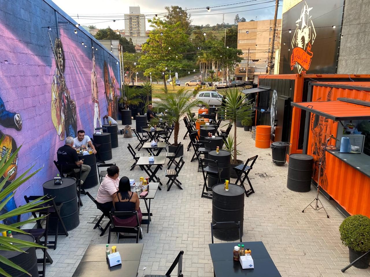 Pátio de bar ao ar livre com piso intertravado